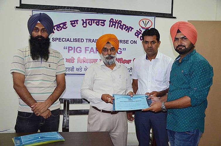 Pig farming training for the farmers was conclude 